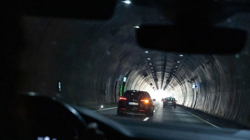 Keine Panik im Tunnel: Regelmäßig tief ein- und ausatmen hilft, die Nerven zu beruhigen. (Foto: Hendrik Schmidt/dpa/dpa-tmn)
