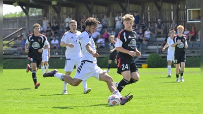 Üveys Ayan (am Ball, im Testspiel gegen Großschwarzenlohe) erzielte den ersten und den letzten Treffer für die SpVgg Ansbach (Foto: Martin Rügner)