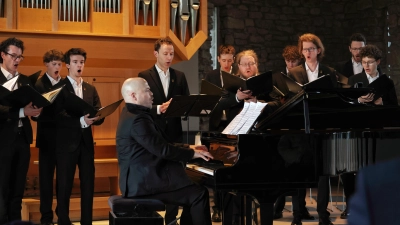 Spürten Schubertschen Nachtstimmungen nach: Aco Bišćević und Zwozwoeins, der Männerchor der Tölzer (Foto: Thomas Wirth)