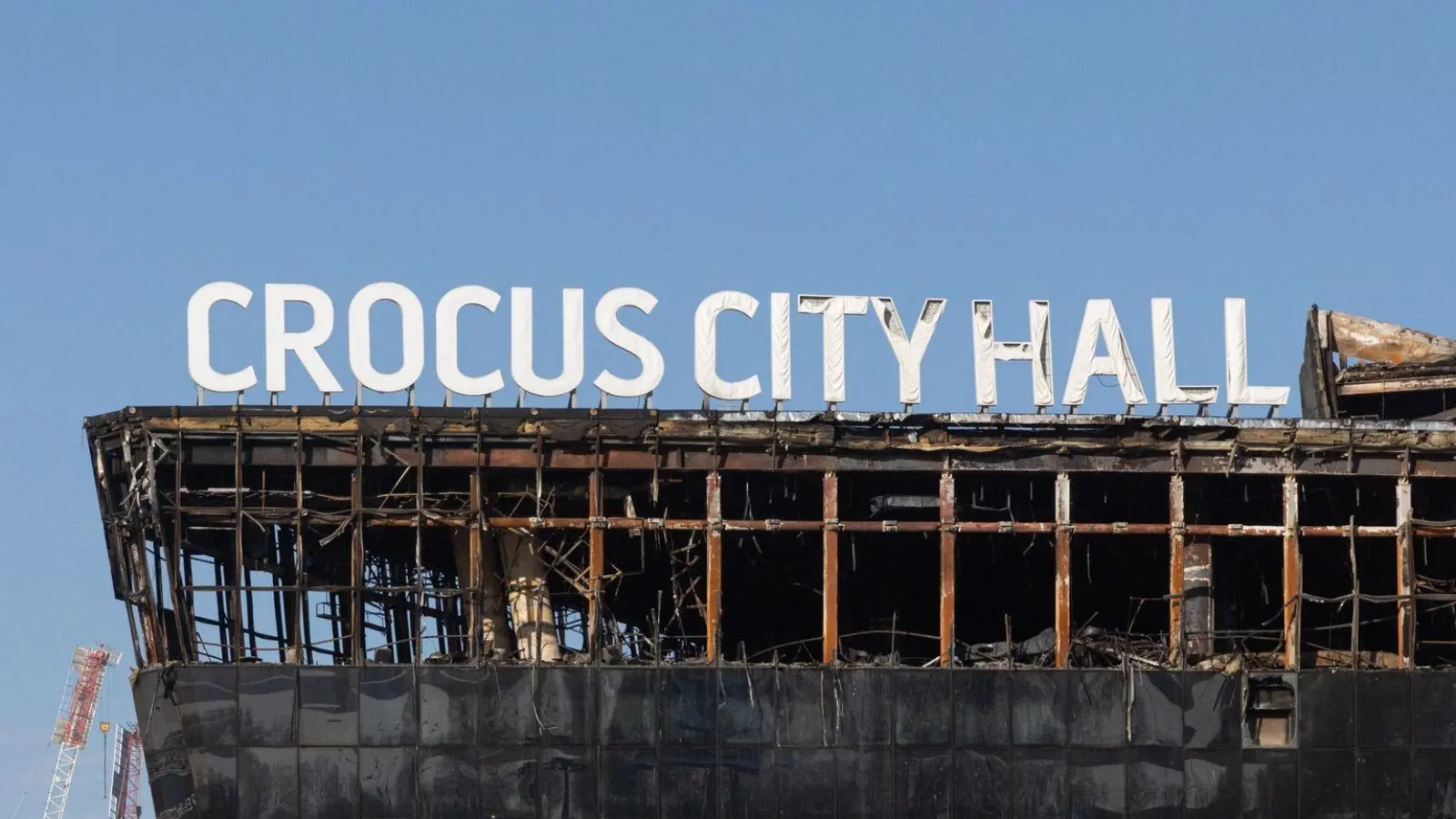 Blick auf die bei einem Terroranschlag  beschädigte Konzerthalle Crocus City Hall. Bei dem Anschlag vom vergangenen Freitag waren mehr als 140 Menschen getötet und hunderte verletzt worden, als Bewaffnete in der Konzerthalle Crocus City Hall um sich schossen. (Foto: Bai Xueqi/XinHua/dpa)