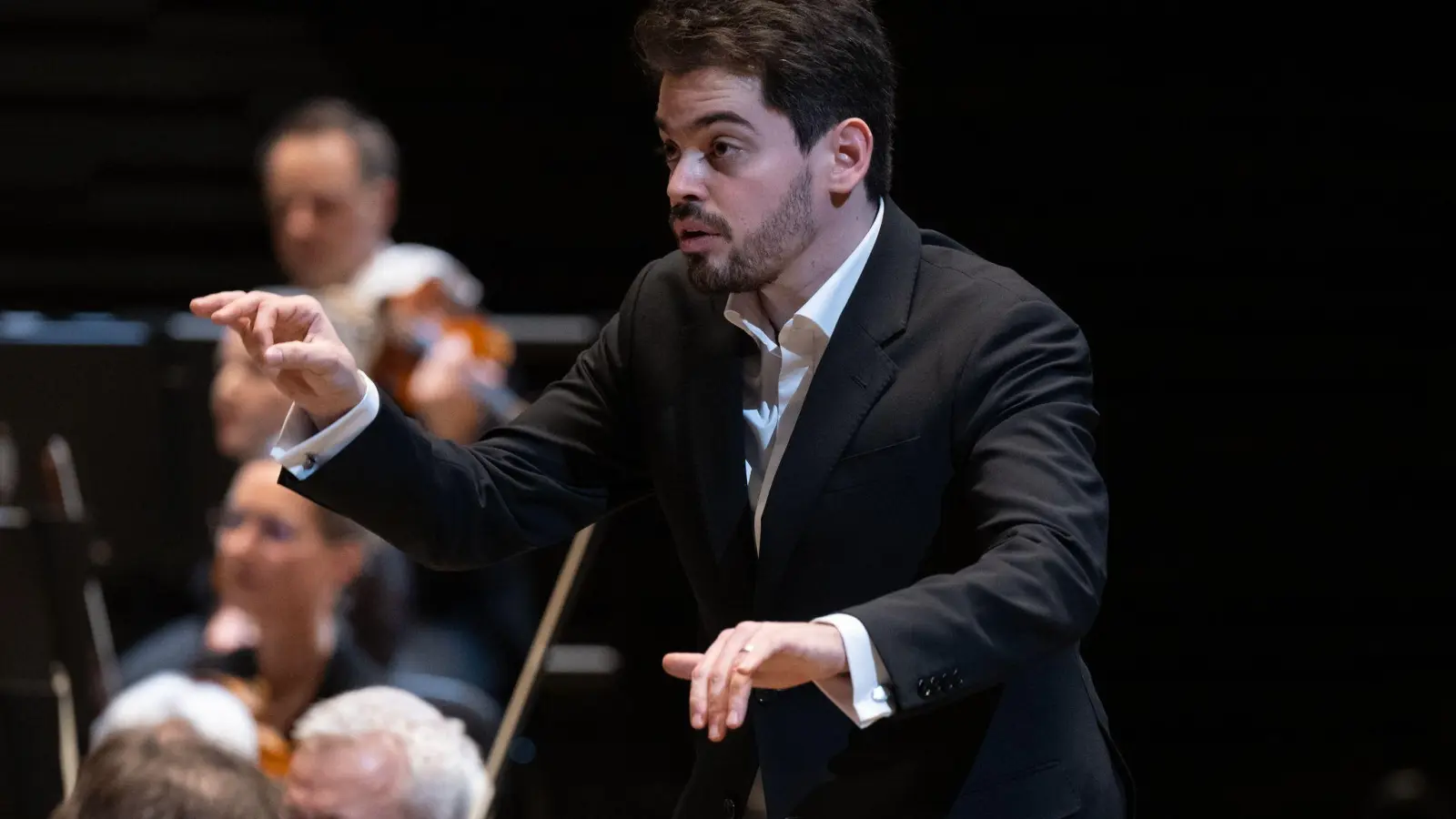 Lahav Shani soll Chefdirigent der Münchner Philharmoniker werden (Archivbild). (Foto: Sven Hoppe/dpa)