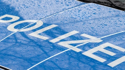 Die Polizei sperrte mehrere Fahrstreifen. (Symbolbild) (Foto: Soeren Stache/dpa)