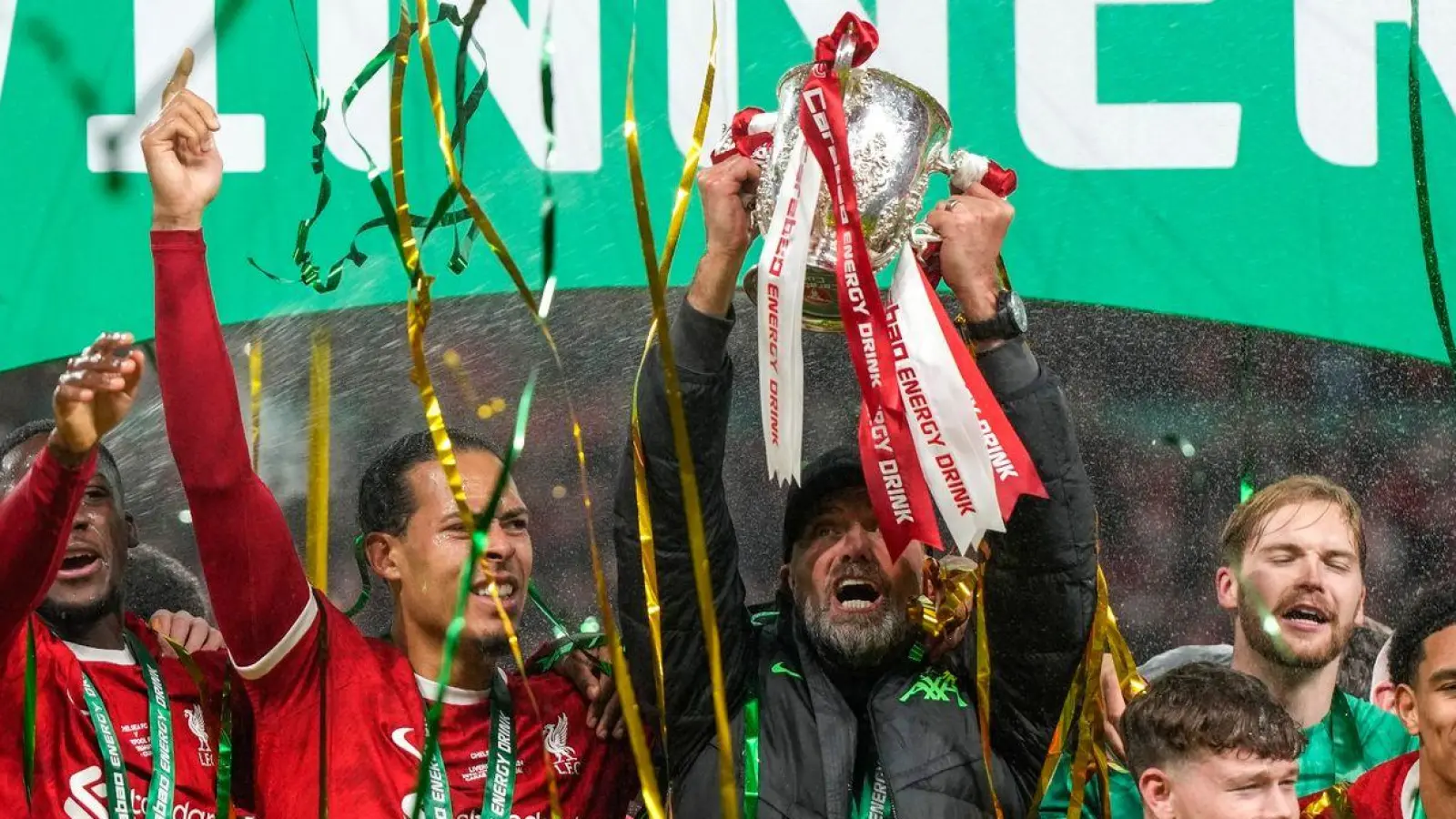 Jürgen Klopp (M) und sein Team holten den ersten von vier möglichen Titeln in dieser Saison. (Foto: Alastair Grant/AP/dpa)