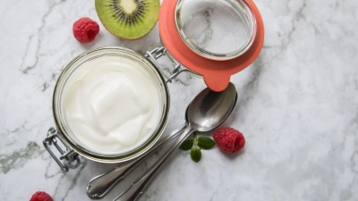 Frisches Obst peppt Joghurt richtig auf, doch manche Obstsorten können ihn bitter schmecken lassen. (Foto: Christin Klose/dpa-tmn)