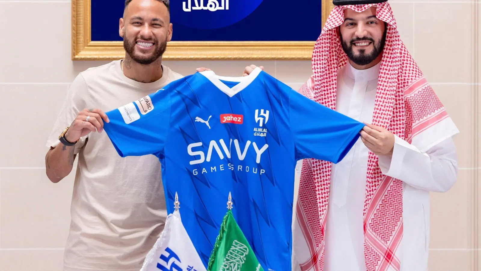 Neymar (l) mit Fahad Bin Saad Bin Nafel, Vorstandsvorsitzender von Al-Hilal. (Foto: -/Al Hilal Club Media Center/AP/dpa)