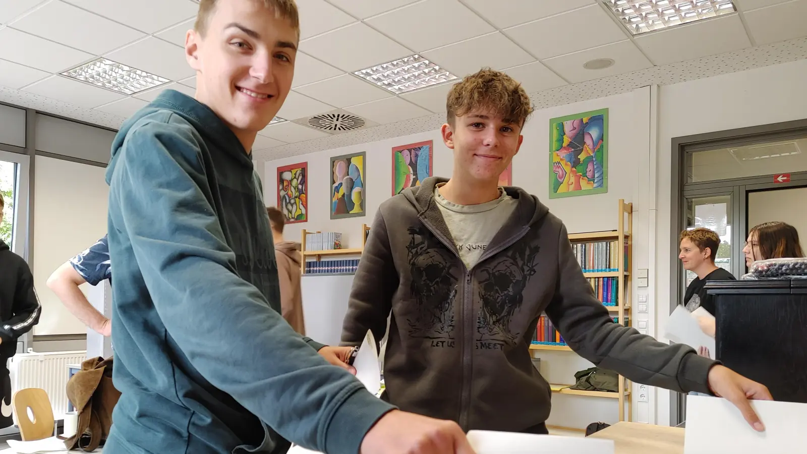 Jonathan Weninger (links) und Ben Jacob aus der elften Jahrgangsstufe des Georg-Wilhelm-Steller-Gymnasiums gaben am Freitag ihre Stimme bei der U18-Landtagswahl ab. (Foto: Katrin Merklein)