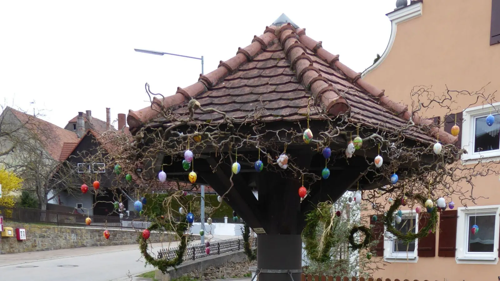 Dieser geschmückte Osterbrunnen steht am Dorfplatz in Röckingen. Im Einsatz war hierfür der Obst- und Gartenbauverein. (Foto: Walter Oberhäußer)