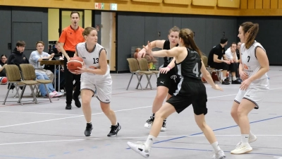 Gelungene Spielzüge zeigten die Frauen des TTV Neustadt (weiße Trikots) im Heimspiel gegen Bayreuth. Ein erfolgreiches Comeback feierte dabei Kerstin Wägner (am Ball, rechts Theresa Winkelspecht). (Foto: Heike Eilers)