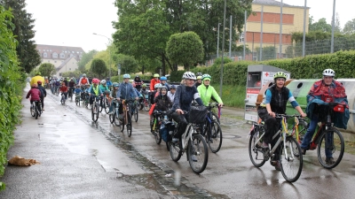 Über 200 Teilnehmer hatten sich im Vorfeld der „Kidical Mass“ angemeldet. Bei strömendem Regen machten schließlich 150 Radler auf ihr Anliegen aufmerksam. (Foto: Alexander Biernoth)