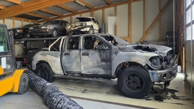 Kaum war der auf der A6 abgefackelte Pick-up in eine Werkstatt in Feuchtwangen verbracht, war er noch einmal ein Fall für die Feuerwehr: Sie musste sich um ein Gasleck kümmern. (Foto: Feuerwehr Feuchtwangen)