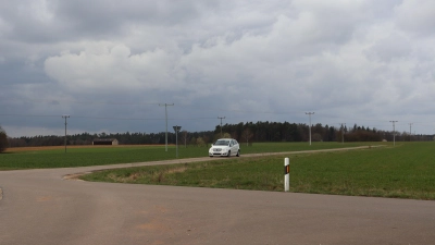 Die vielen Risse auf der Ortsverbindungsstraße nach Leidenbach sollen ausgebessert werden. Der gepflasterte Teil bleibt, wie er ist. (Foto: Antonia Müller)