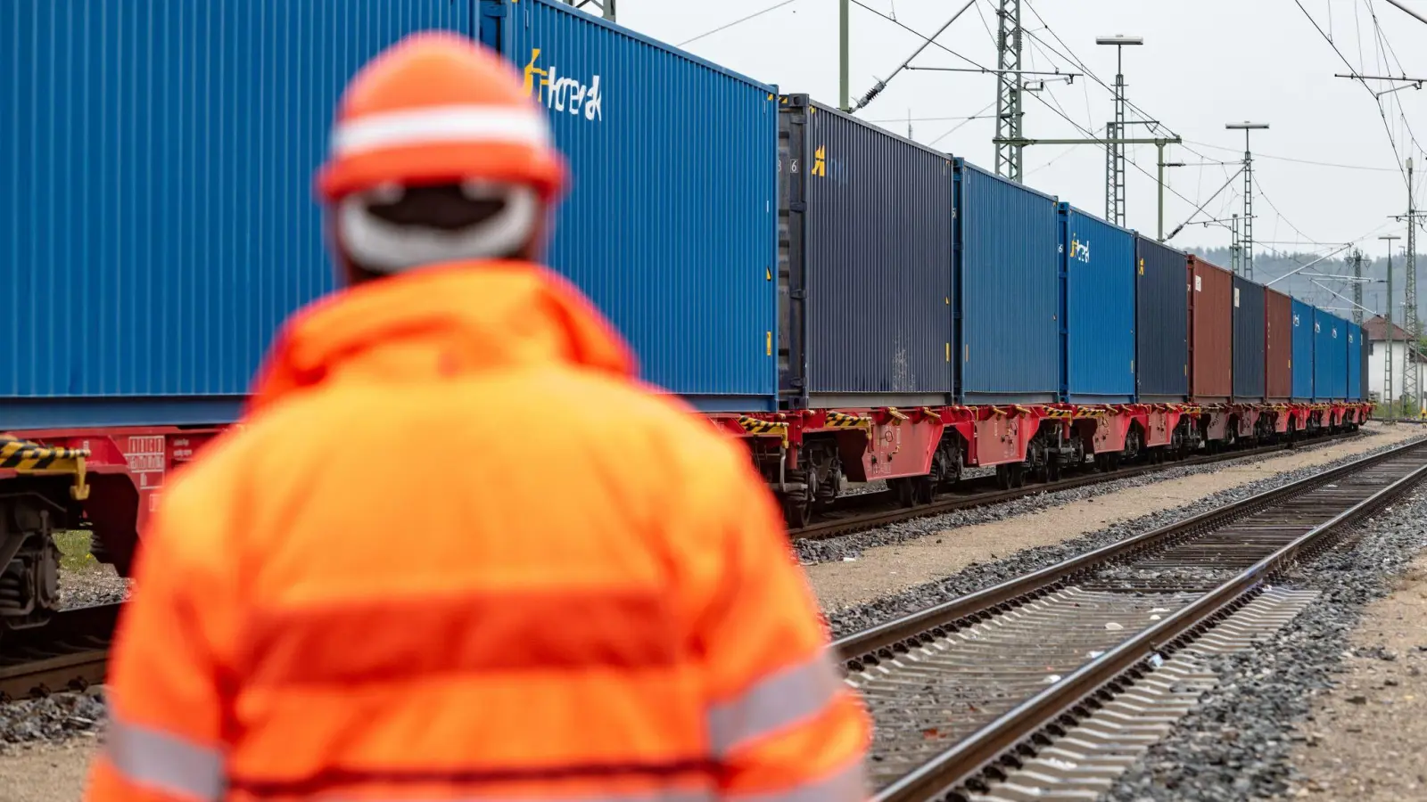 Ex- und Importe in Bayern sind fast wieder ausgeglichen. (Archivbild) (Foto: Armin Weigel/dpa)