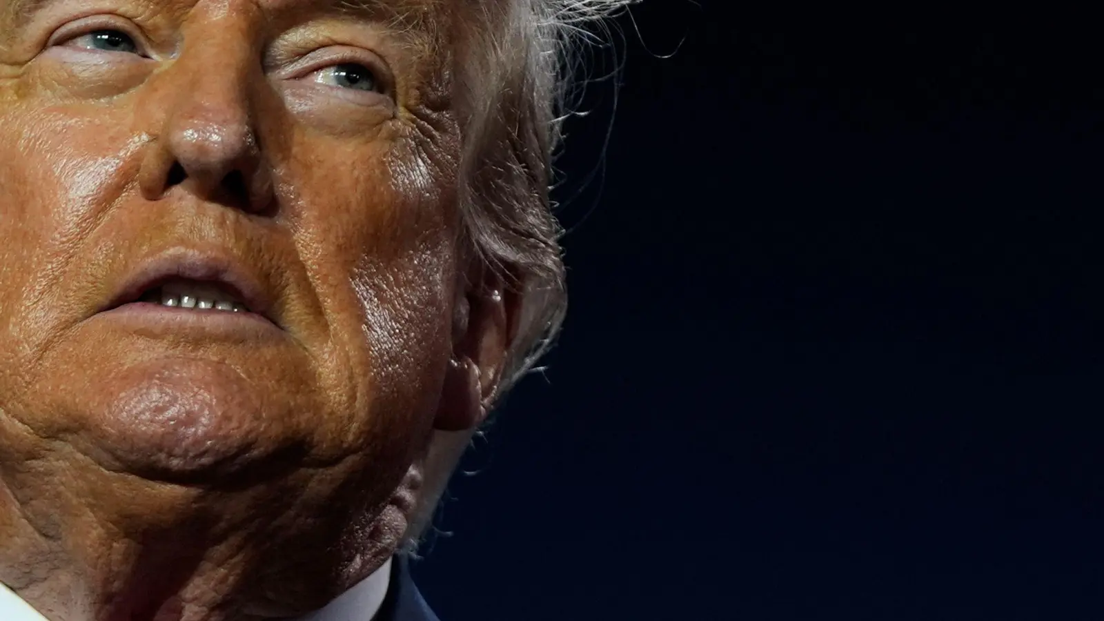 US-Präsident Donald Trump reist unter großem Druck nach Schottland. (Foto: Julia Demaree Nikhinson/AP/dpa)