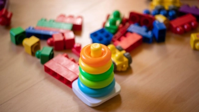 Beim Spielzeugkauf sollten Verbraucherinnen und Verbraucher laut Europol besonders wachsam sein, um Gefahren für Kinder zu vermeiden. (Symbolbild) (Foto: Sebastian Gollnow/dpa)