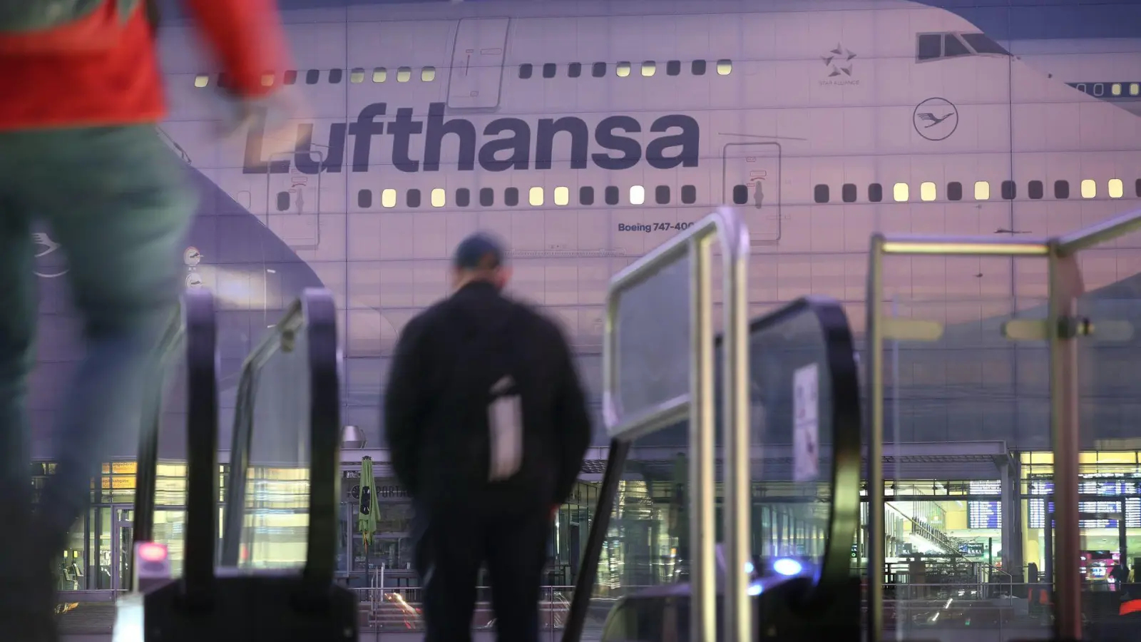 Die Lufthansa setzt auf den Flughafen München und will massiv seine Kapazitäten ausbauen. (Illustration)  (Foto: Karl-Josef Hildenbrand/dpa)