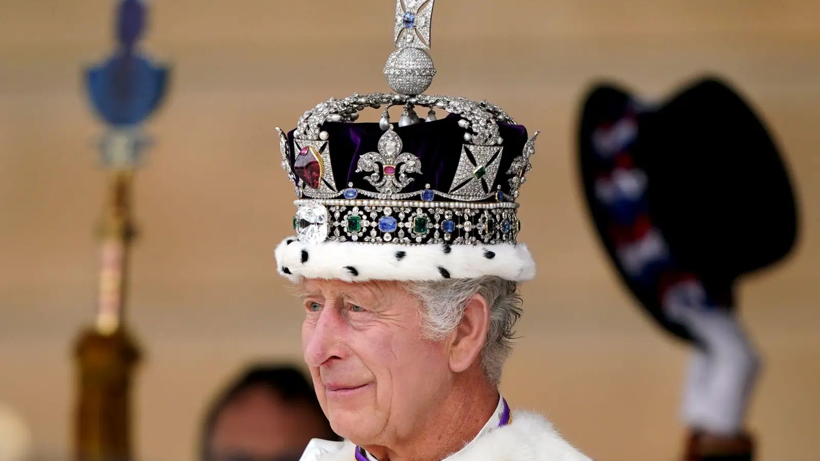 Die Krone sitzt: König Charles III. empfängt einen königlichen Salut von Mitgliedern des Militärs in den Gärten des Buckingham Place nach seiner Krönung. (Foto: Andrew Milligan/PA Wire/dpa)