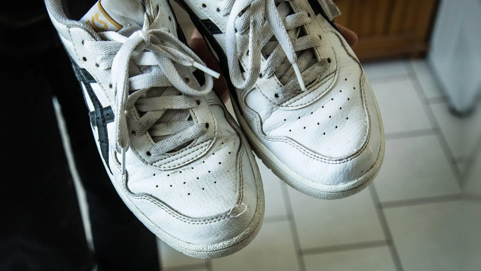 Fazit: Mit etwas Geduld und festem Schrubben lässt sich Schmutz gut von den Schuhen entfernen. (Foto: Christin Klose/dpa-tmn)