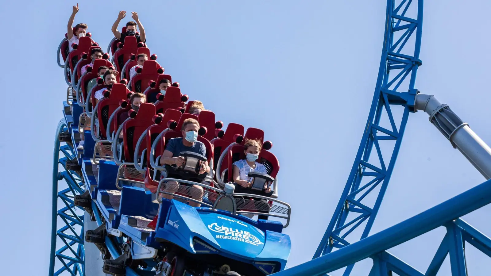 Achterbahnen wie die „Blue Fire“ warten: Ab Samstag (26. März) geht es im Europa-Park Rust wieder rund. (Foto: Philipp von Ditfurth/dpa/dpa-tmn)