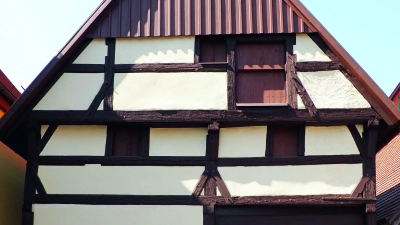 Die Renovierung einer Scheune, die zum Areal Nördlinger Straße 25 in Dinkelsbühl gehört, war bereits vom Bezirk Mittelfranken ausgezeichnet worden. Zum selben Grundstück gehört auch eine denkmalgeschützte Gartenmauer, die nun instand gesetzt wird.  (Foto: Bezirk Mittelfranken/Julia Krieger)