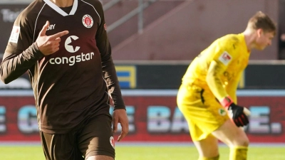 St. Paulis Torschütze Elias Saad (l) jubelt nach seinem Treffer zum 3:2. (Foto: Marcus Brandt/dpa)