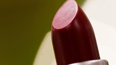 Die ideale Lippenstiftfarbe testet man am besten auf der Handinnenfläche, da das Ergebnis dort den Lippen am ähnlichsten ist. (Foto: Daniel Karmann/dpa/dpa-tmn)