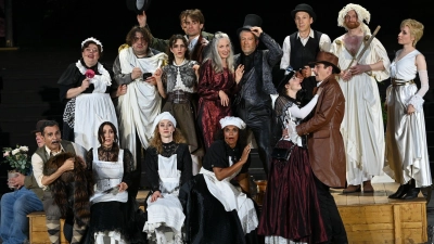 Szene aus der Medienprobe mit dem Ensemble für das „Schauspiel Sommernachtsträume“ bei den Bad Hersfelder Festspielen. Das Stück feiert in einer Inszenierung von Intendant Joern Hinkel am 20. Juni Premiere. (zu dpa: «Eröffnung und Abschied bei Bad Hersfelder Festspielen») (Foto: Uwe Zucchi)