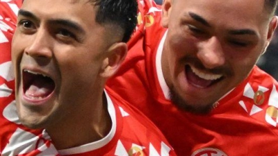 Gefeierter Mann bei Mainz: Nadiem Amiri (l.) (Foto: Torsten Silz/dpa)