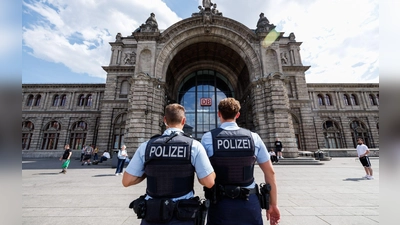 Nach einer Bedrohung an einem Service-Point ermittelt die Bundespolizei am Nürnberger Hauptbahnhof gegen einen 54-Jährigen. (Symbolbild) (Foto: Daniel Karmann/dpa)
