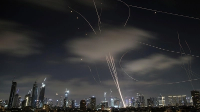 Iran feuert erneut Raketen auf Israel ab. (Foto: Leo Correa/AP/dpa)