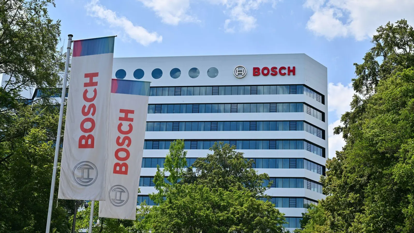 Der weltweit größte Auto-Zulieferer Bosch will die Belegschaft in seinem Nürnberger Werk halbieren und bis 2029 die Personalstärke um 900 Stellen reduzieren (Archivbild).  (Foto: Jan-Philipp Strobel/dpa)