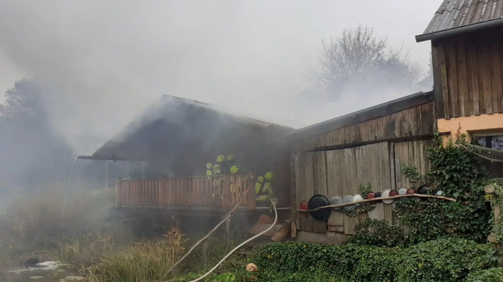 Vier Feuerwehren bekämpfen den Brand einer Sauna in Mettelaurach (Markt Erlbach). (Foto: Rainer Weiskirchen)