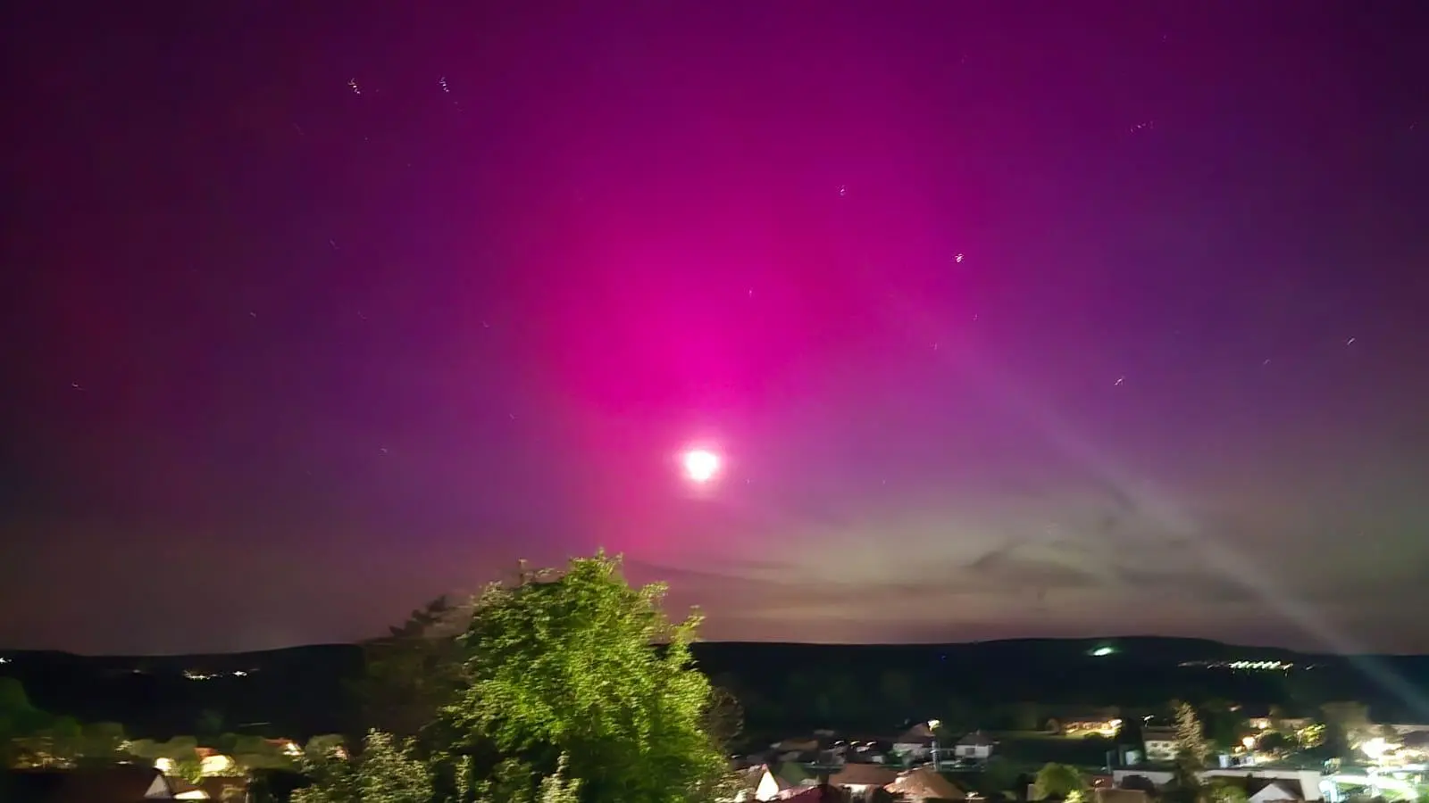 Claus Körber hat die Polarlichter am Freitagabend über Dietersheim fotografiert. (Foto: Claus Körber)