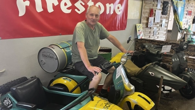 Sein Herz an den italienischen Kult-Roller Vespa hat der Bechhöfer Theo Däschlein verloren. Seine Sammlung zeigt er jetzt in Bechhofen in einer Dauerausstellung. (Foto: Johannes Flierl)
