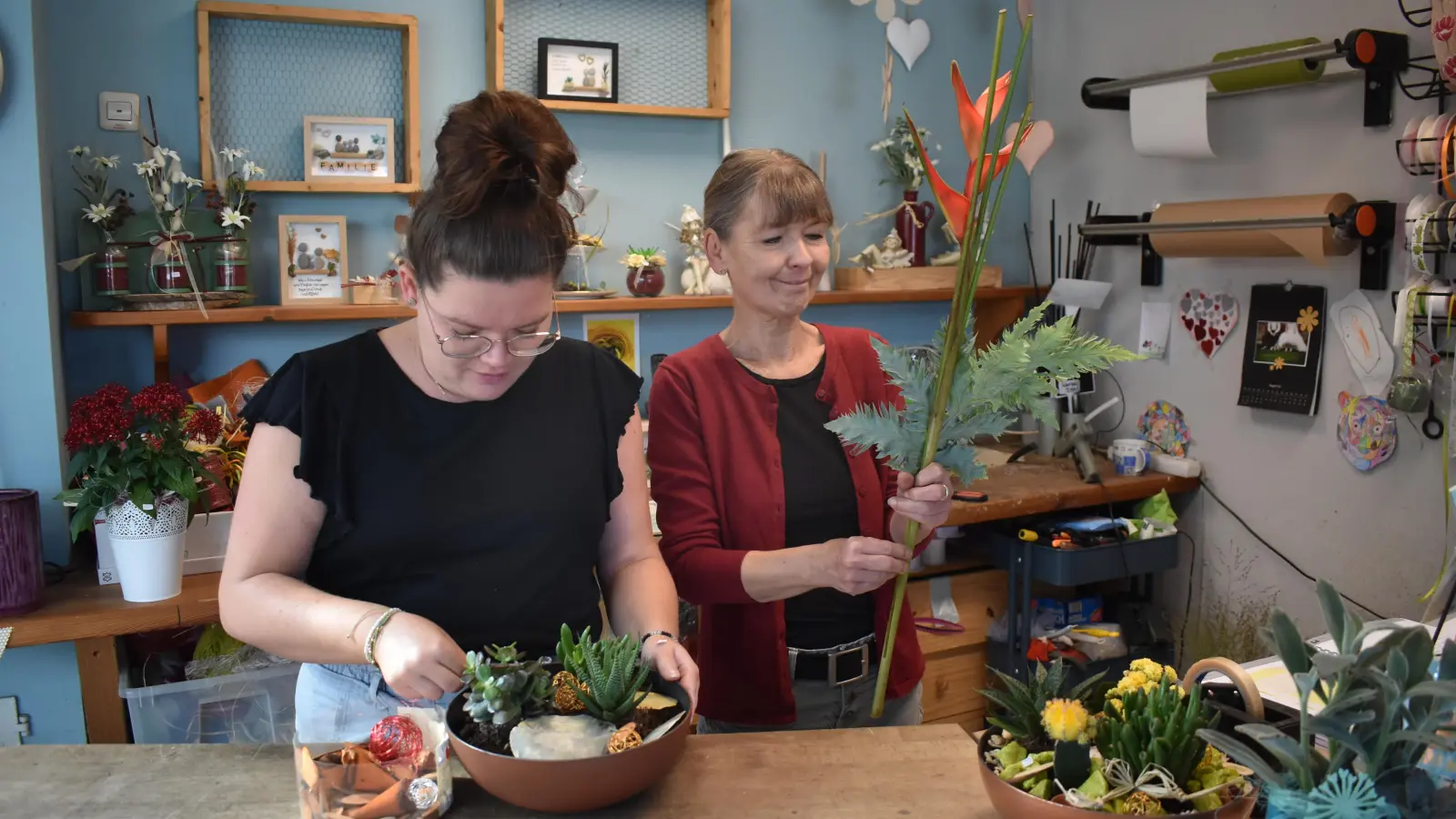Barbara (Barbi) Auerochs und ihre Tochter Vanessa Körner sind noch bis zum 31. August mit Herzblut bei der Sache und im Neuhöfer Blumenladen anzutreffen.  (Foto: Ute Niephaus)