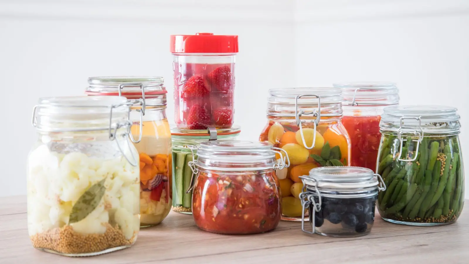 Wer keinen speziellen Fermentiertopf besitzt, kann für Blumenkohl mit Senfkörnern und Co. einfach Gläser mit Bügelverschluss nehmen. Ideal um überschüssiges Gas bei der Fermentation entweichen zu lassen.  (Foto: Christin Klose/dpa-tmn)
