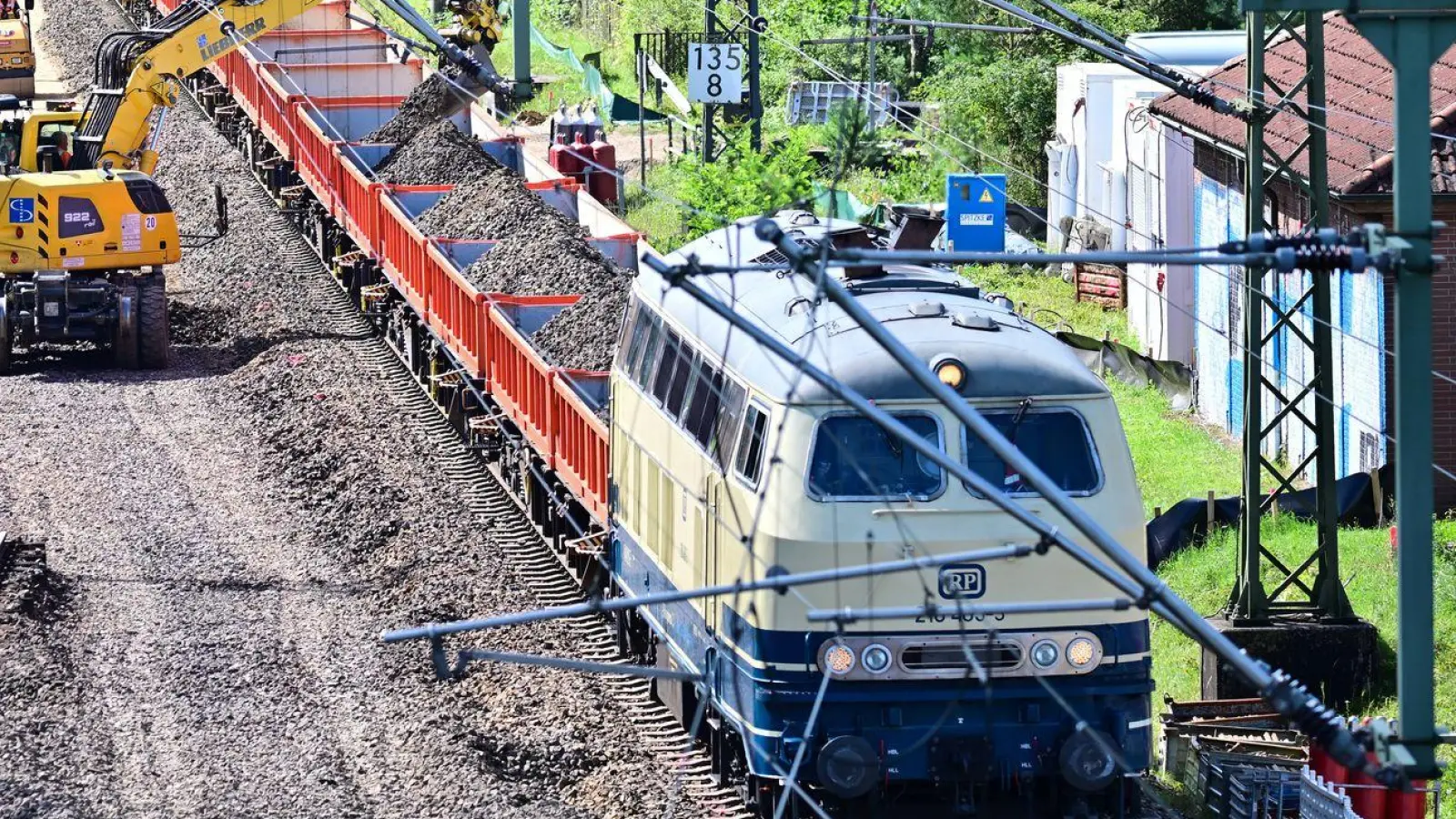 Im August begannen die Modernisierungsarbeiten auf der Strecke Hamburg-Berlin, die dafür bis April 2026 gesperrt ist. (Archivbild) (Foto: Sebastian Gollnow/dpa)