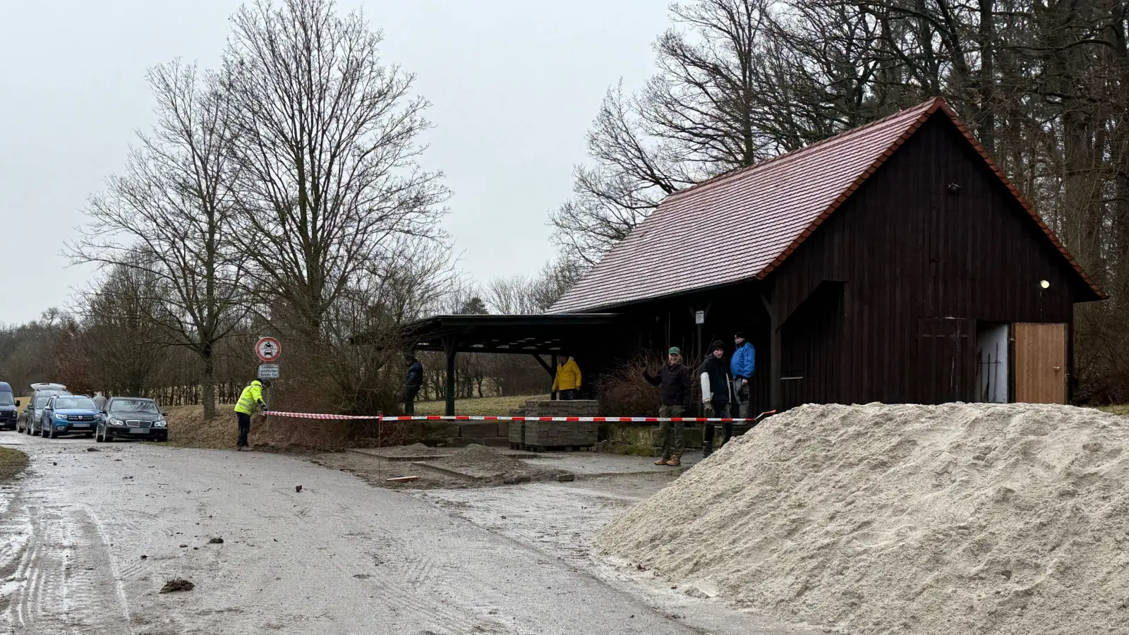 Die Fischerhütte am Stausee: Mitglieder der örtlichen Vereine sowie weitere freiwillige Helfer haben jetzt Wasser- und Abwasserleitungen hierher verlegt. Diese werden auch für das Metal-Event genutzt. (Foto: Benedikt Ambrosius)