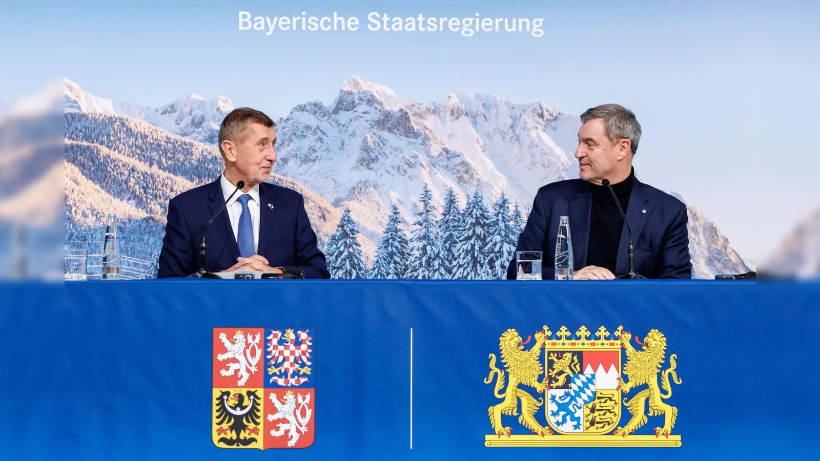 Besuch aus Prag: Ministerpräsident Söder und sein Gast Andrej Babis. (Foto: Matthias Balk/dpa)