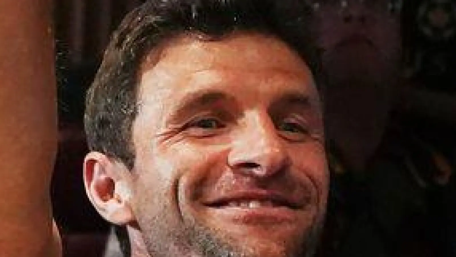 Thomas Müller feiert mit Fans der Vancouver Whitecaps bei seiner Ankunft am Flughafen. (Foto: Darryl Dyck/The Canadian Press/AP/dpa)