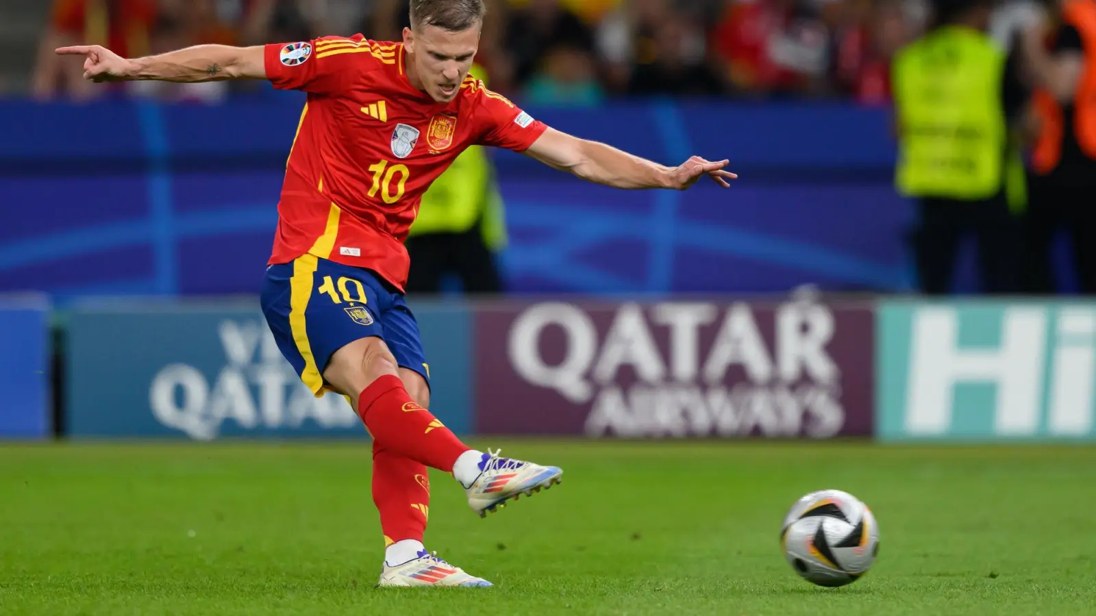 Mit seinen Leistungen bei der Europameisterschaft erregte Dani Olmo das Interesse des FC Barcelona. (Foto: Robert Michael/dpa)