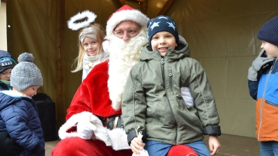 Nikolaus Andreas Knahn und sein Engelchen waren stets umzingelt von Kindern. (Foto: Martina Hinkelmann)