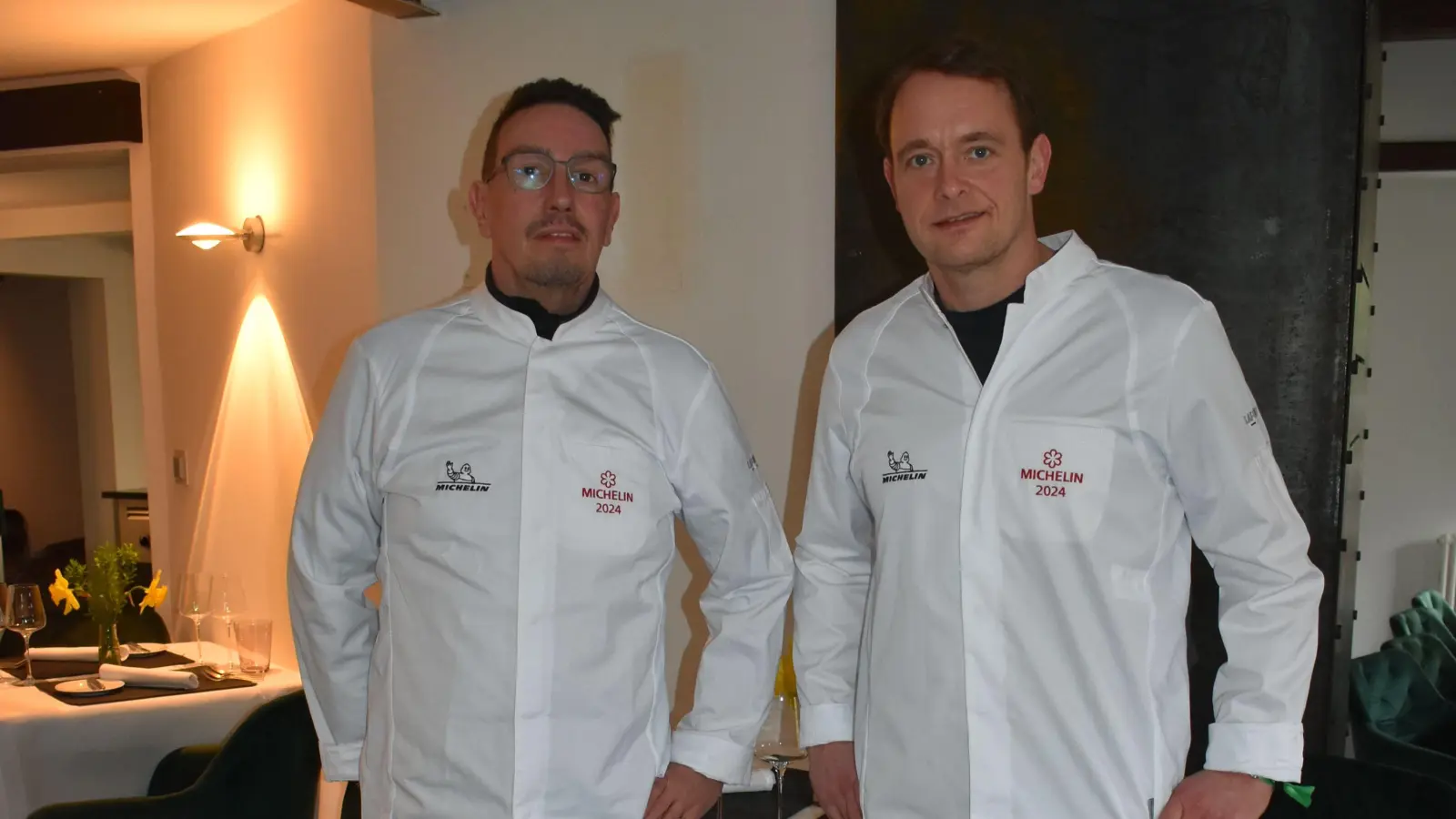 Christian Stahl (rechts) und Mirko Schweiger haben allen Grund zur Freude: Der Winzerhof Stahl in Auernhofen (Gemeinde Simmershofen) wurde mit einem Michelin-Stern ausgezeichnet. (Foto: Ute Niephaus)