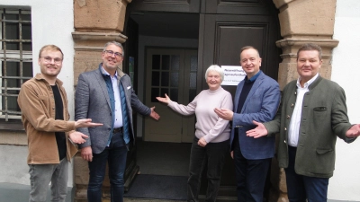 Sie laden in den neuen Tagesaufenthalt in der Schaitberger Straße ein (von links): Markus Schlötterer (Obdachlosenhilfe Stadt Ansbach), Dekan Dr. Matthias Büttner, Adelheid Seiler, OB Thomas Deffner und Pfarrer Martin Reutter (zweiter Vorstand Diakonisches Werk). (Foto: Winfried Vennemann)