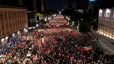 Seit gut 40 Tagen demonstrieren in Tirana große Menschenmengen gegen ein Tourismusprojekt in einem Naturschutzgebiet an der Adria. (Archivbild)  (Foto: Hameraldi Agolli/AP/dpa)