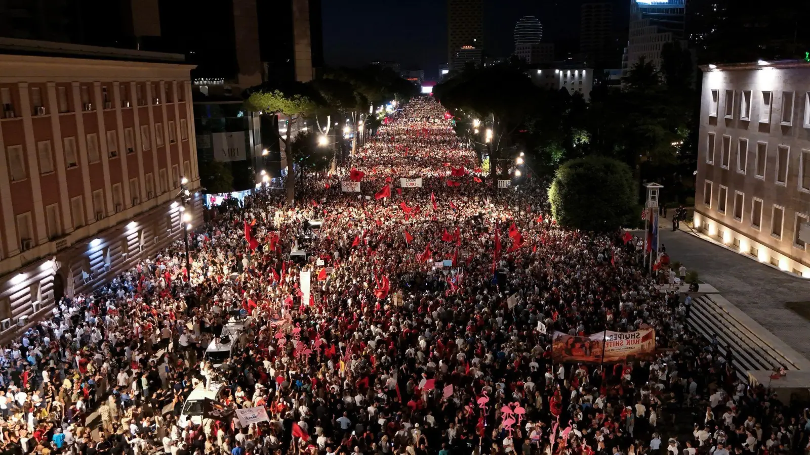 Seit gut 40 Tagen demonstrieren in Tirana große Menschenmengen gegen ein Tourismusprojekt in einem Naturschutzgebiet an der Adria. (Archivbild)  (Foto: Hameraldi Agolli/AP/dpa)