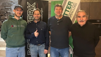 Mit einem Lächeln im Gesicht wurde Lorenz Sand (Zweiter von rechts) in den Ruhestand verabschiedet. Bei der Abschlussfeier war er umgeben von drei Generationen der Hofstetters: Hans Hofstetter (rechts), sein Sohn und derzeitiger Geschäftsführer Timo Hofstetter (Zweiter von links) mit Sohn Julius. (Foto: Hofstetter GmbH)