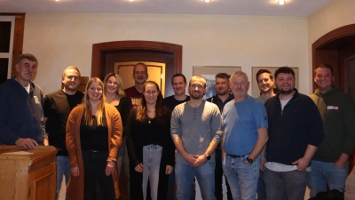 Bürgermeisterkandidat Claus Merz (rechts) und eine zwöllfköpfige Liste für den Markt Nordheimer Rat wurden nun in Ulsenheim nominiert. (Foto: Rainer Fritsch)