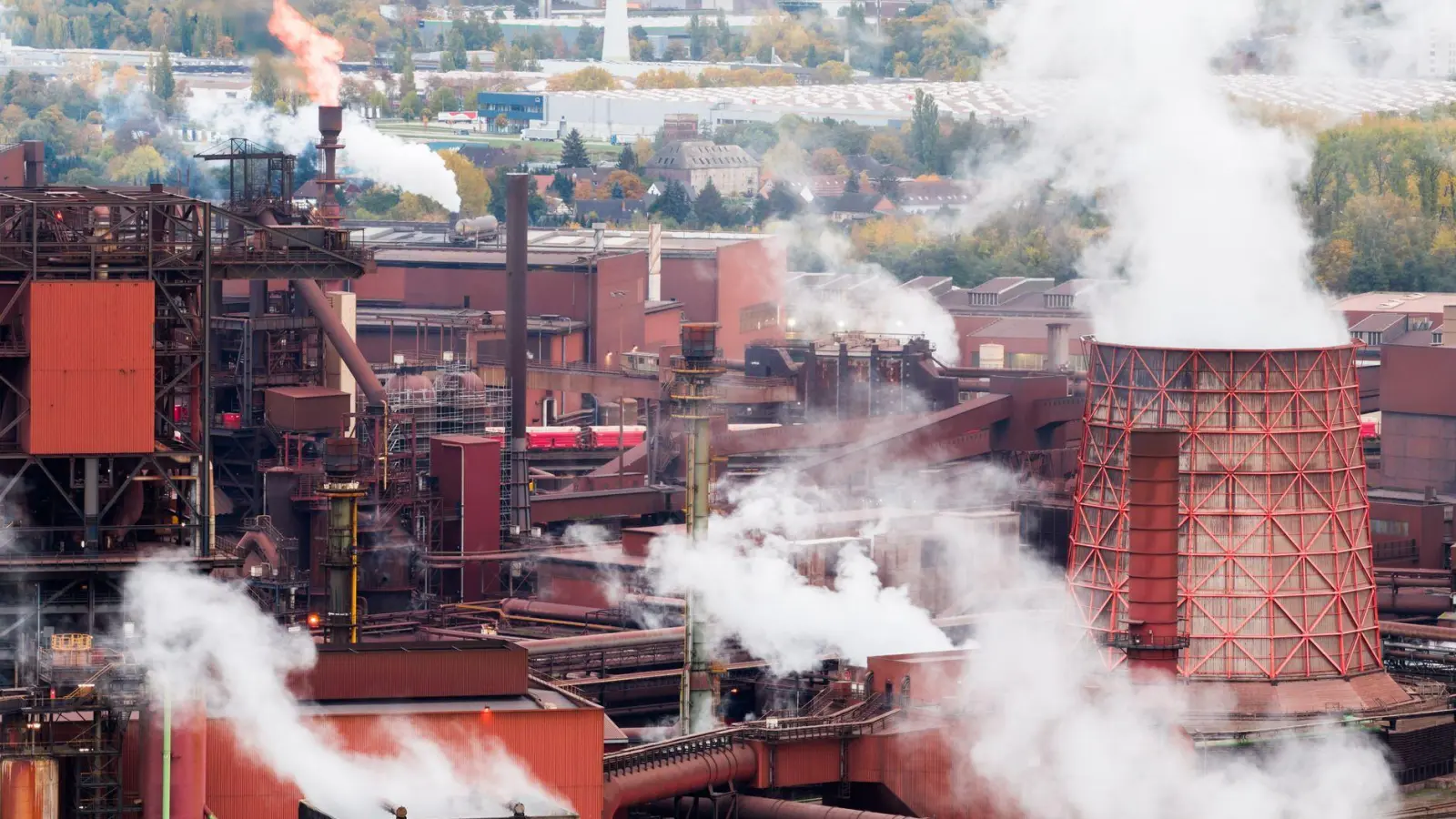 Starker Rückgang der Rohstahlproduktion 2025: Die Stahlindustrie spricht vom vierten Krisenjahr in Folge. (Symbolbild) (Foto: Julian Stratenschulte/dpa)