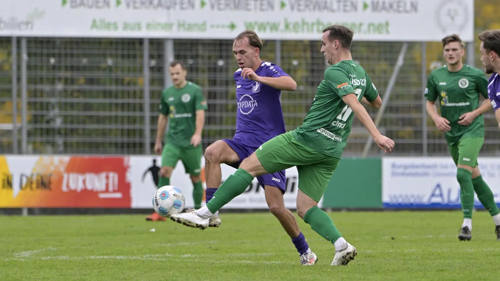 Lukas Schmidt (rechts vorne, hier mit Laurin Bischofberger von Schwaben Augsburg) ist einer derjenigen, die sich aufdrängen. (Foto: Martin Rügner)