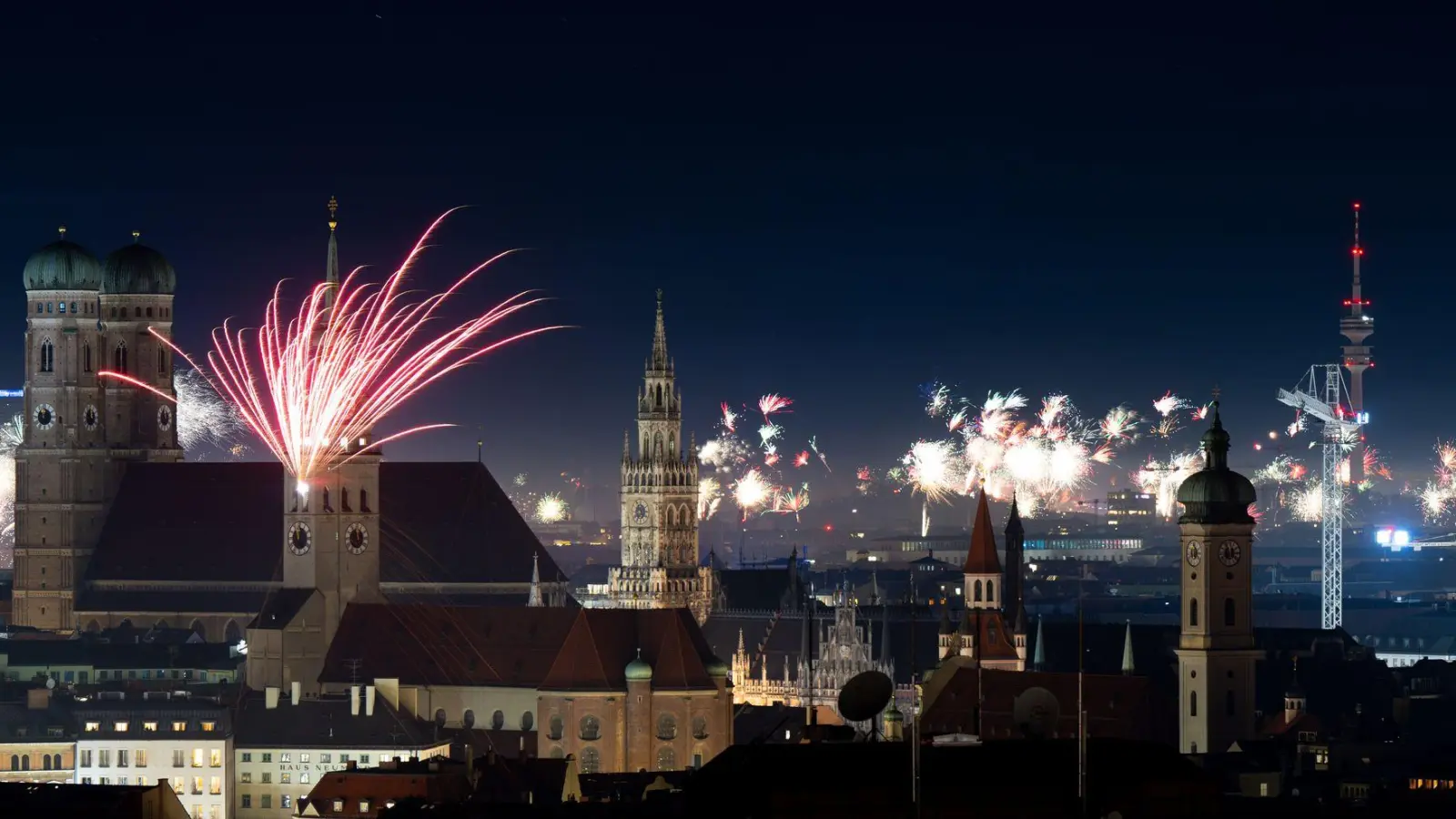 Feuerwerksraketen erleuchten in der Silvesternacht den Himmel über der Münchner Innenstadt. (Foto: Sven Hoppe/dpa)